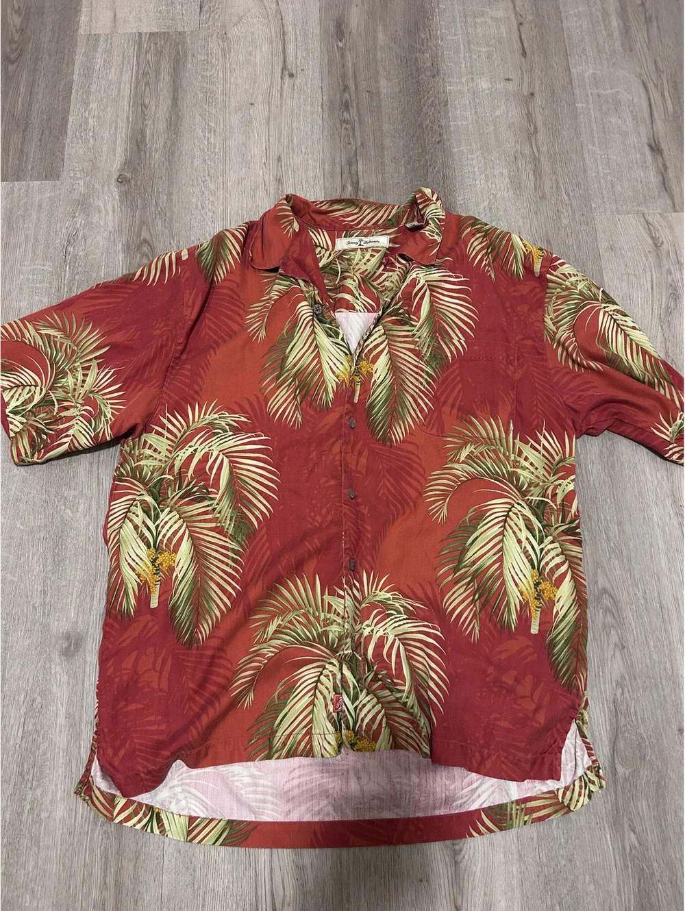 Tommy Bahamas Men's Large 100% silk Hawaiian Shirt